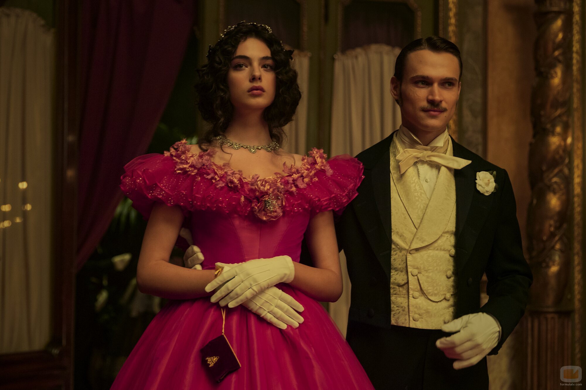 Saul Nanni y Deva Cassel en el 'Episodio 6' de 'The Leopard'