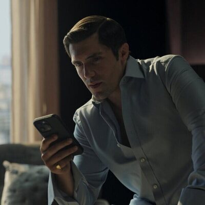 Phil Dunster en el 2x01 de 'Surface'