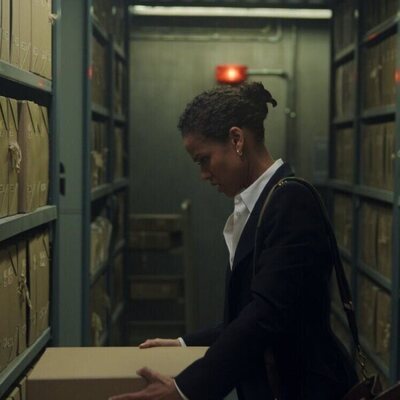 Gugu Mbatha-Raw en 'Dinero nuevo' de 'Surface'