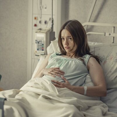 Aimee Lou Wood en el 1x01 de 'Ciudad tóxica'