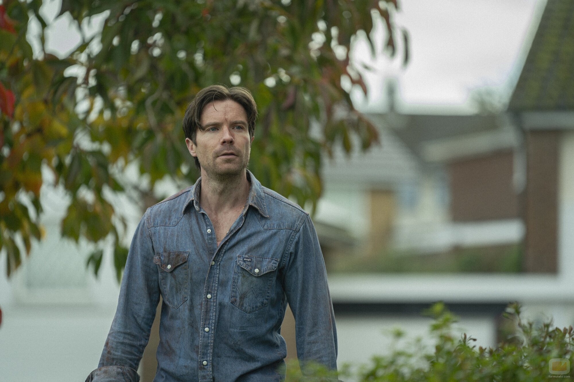 Joe Dempsie en 'Episodio 1' de 'Ciudad tóxica'