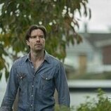 Joe Dempsie en 'Episodio 1' de 'Ciudad tóxica'
