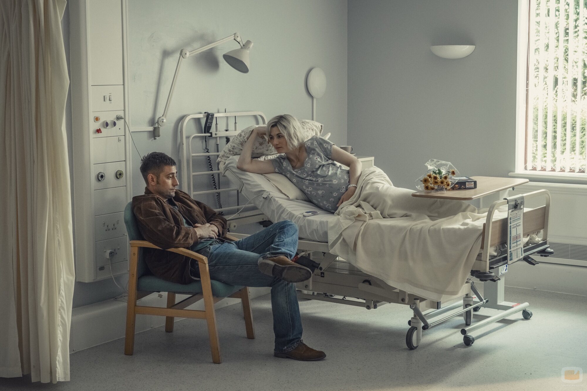 Michael Socha y Jodie Whittaker en el 1x01 de 'Ciudad tóxica'