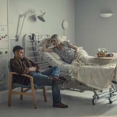Michael Socha y Jodie Whittaker en el 1x01 de 'Ciudad tóxica'