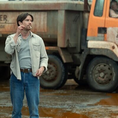 Joe Dempsie en el 1x01 de 'Toxic Town'