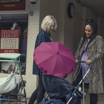 Jodie Whittaker y Karla Crome en 1x01 titulado 'Episodio 1' de 'Ciudad tóxica'