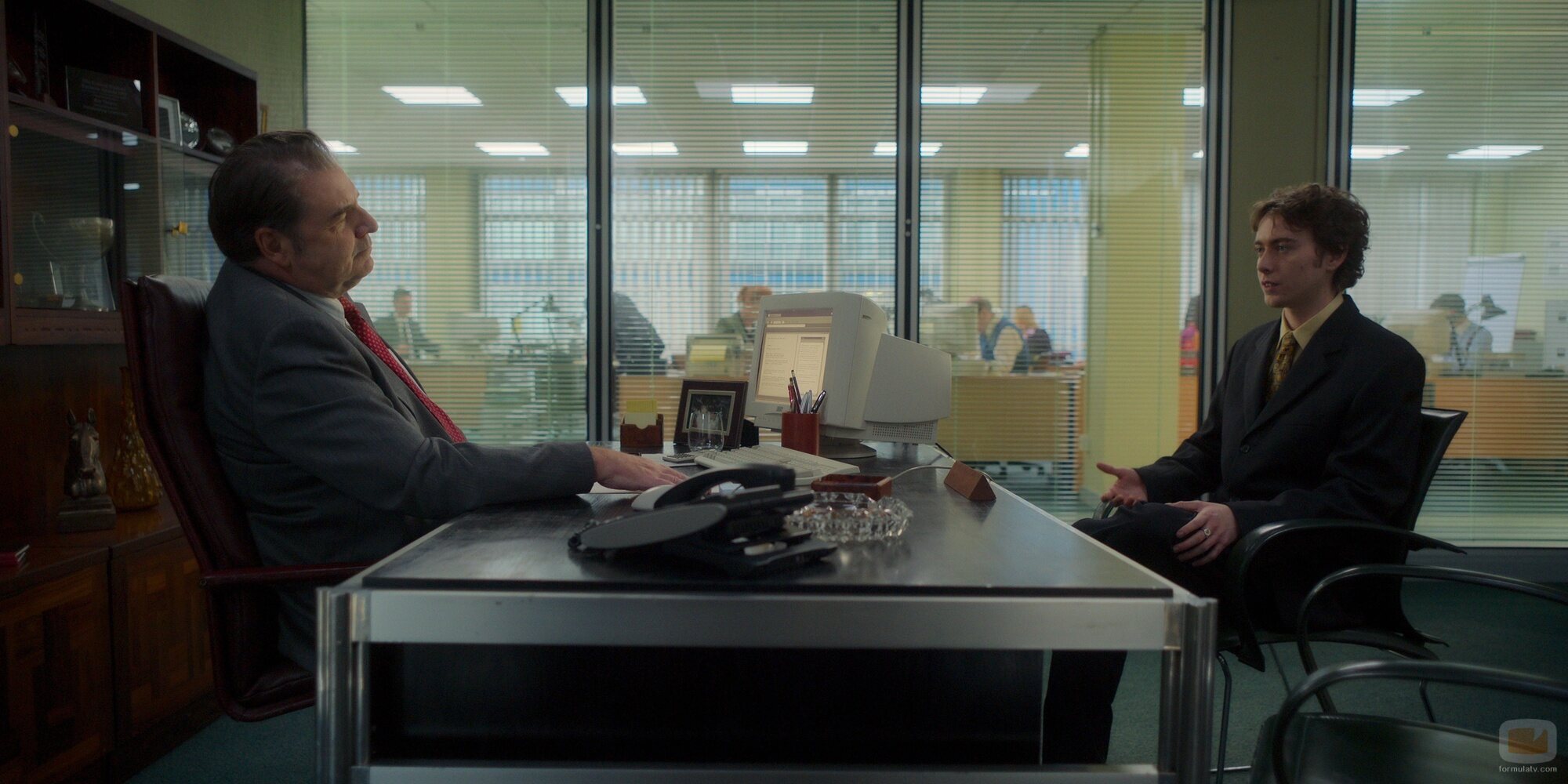 Stephen McMillan en 1x01 'Episodio 1' de 'Ciudad tóxica'