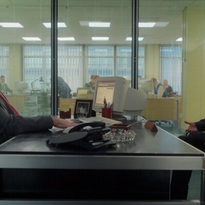 Stephen McMillan en 1x01 'Episodio 1' de 'Ciudad tóxica'