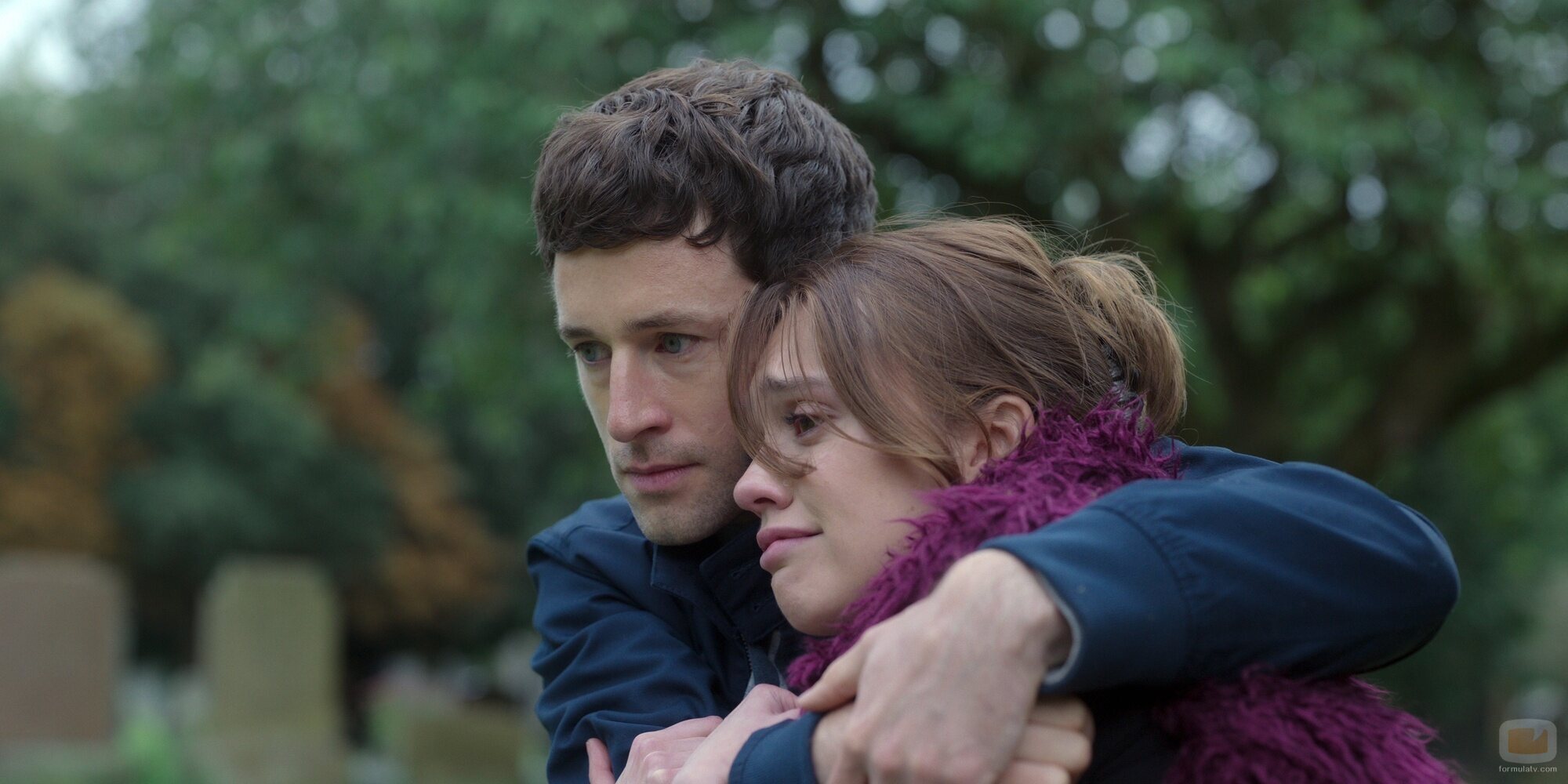 Aimee Lou Wood y Matthew Durkan en 1x02 'Episodio 2' de 'Ciudad tóxica'