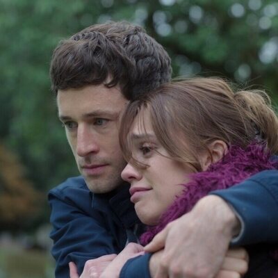 Aimee Lou Wood y Matthew Durkan en 1x02 'Episodio 2' de 'Ciudad tóxica'