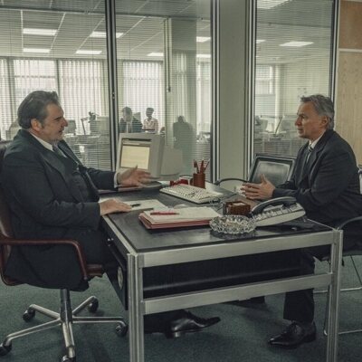 Robert Carlyle y Brendan Coyle en 1x03 'Episodio 3' de 'Ciudad tóxica'