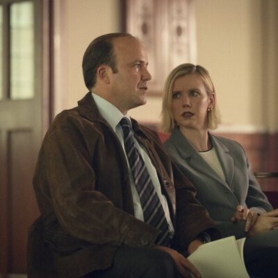 Rory Kinnear y Lauren Lyle en el 1x03 de 'Toxic Town'
