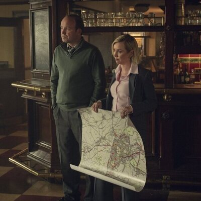 Rory Kinnear y Lauren Lyle en la temporada 1 y el capítulo 03 de 'Ciudad tóxica'