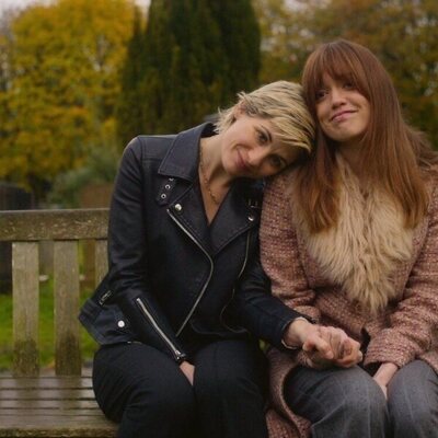 Jodie Whittaker y Aimee Lou Wood en la temporada 1 y el capítulo 04 de 'Ciudad tóxica'