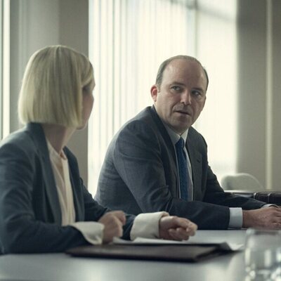 Rory Kinnear y Lauren Lyle en 1x04 titulado 'Episodio 4' de 'Ciudad tóxica'