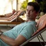 Patrick Schwarzenegger en 3x03 titulado 'El significado de los sueños' de 'The White Lotus'