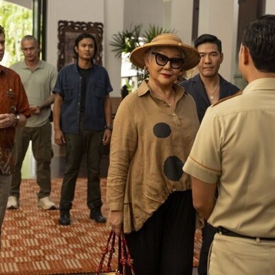 Christian Friedel y Patravadi Mejudhon en el 3x03 de 'The White Lotus'