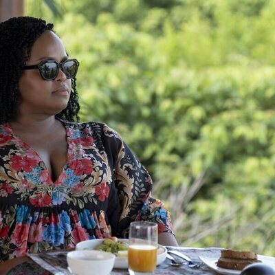 Natasha Rothwell en 3x03 titulado 'El significado de los sueños' de 'The White Lotus'