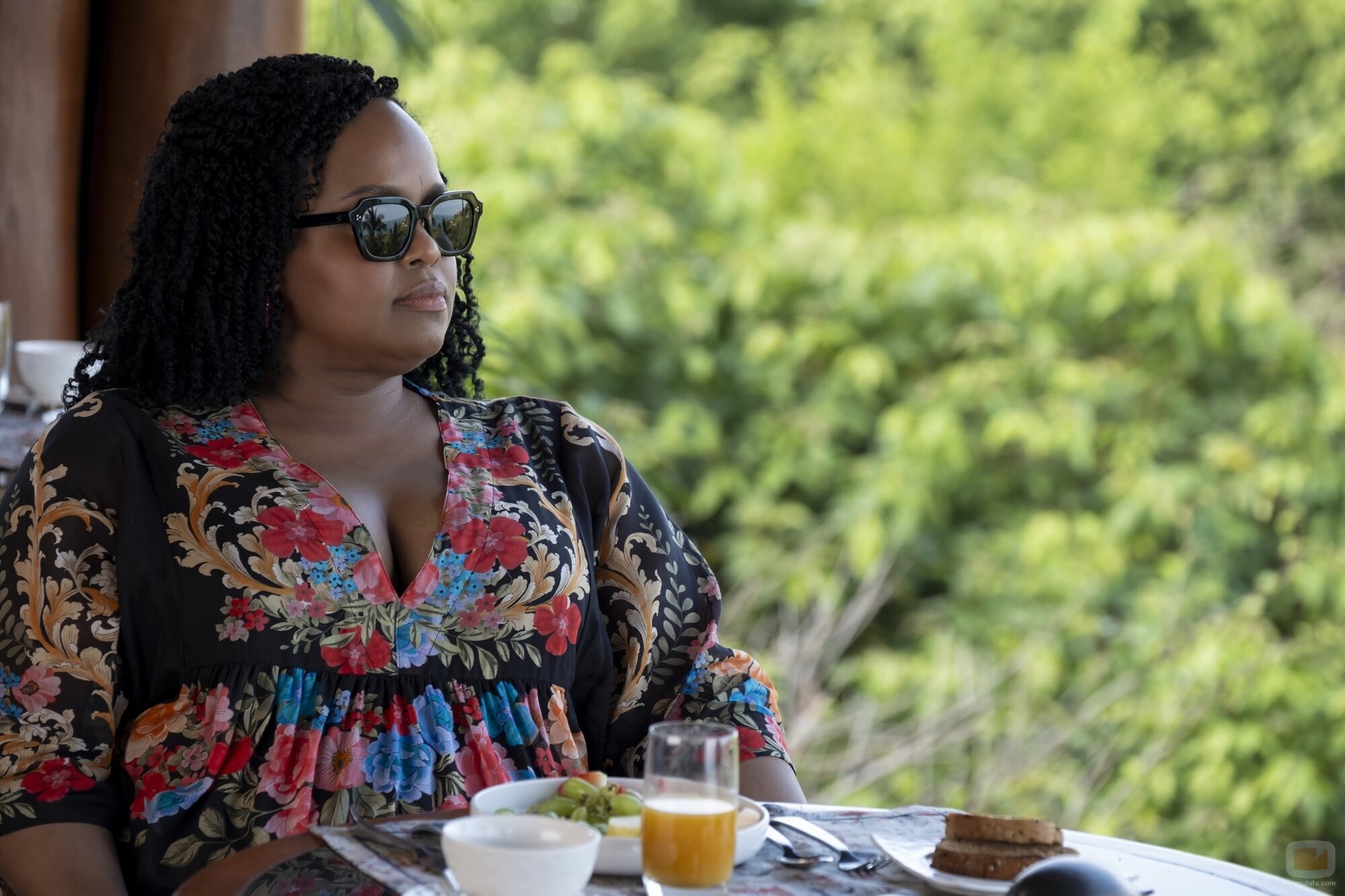 Natasha Rothwell en 3x03 titulado 'El significado de los sueños' de 'The White Lotus'