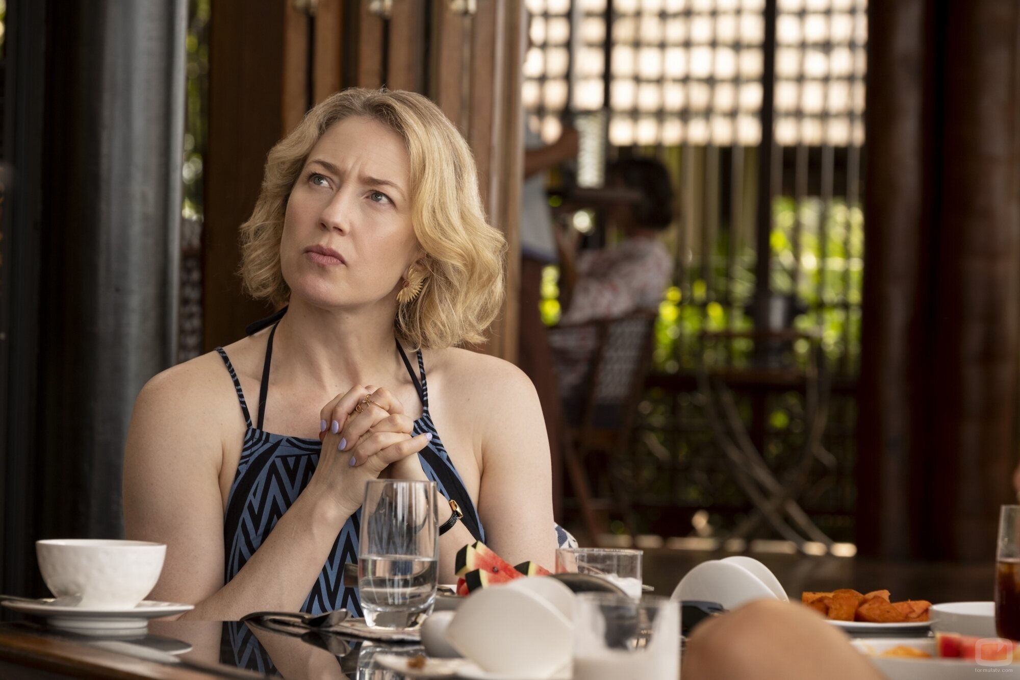 Foto de Carrie Coon en la temporada 3 y el capítulo 03 de 'The White Lotus'