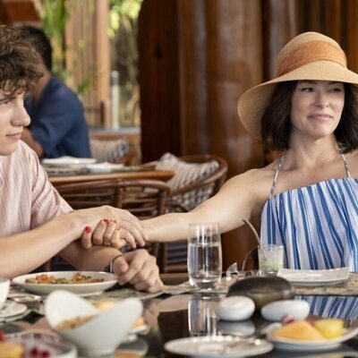 Parker Posey y Sam Nivola en la temporada 3 y el capítulo 03 de 'The White Lotus'