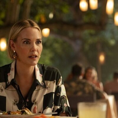 Leslie Bibb en 3x03 'El significado de los sueños' de 'The White Lotus'