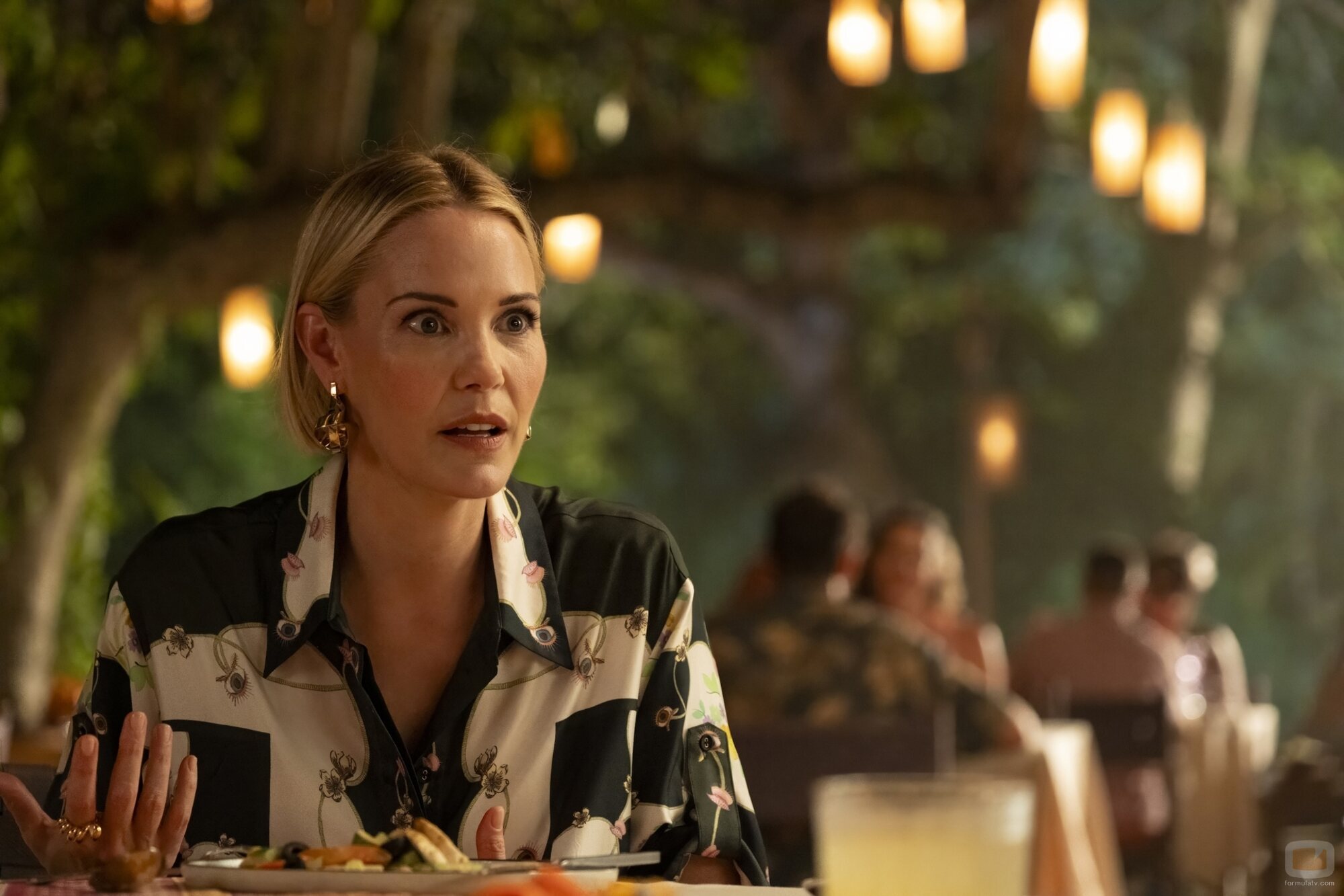 Leslie Bibb en 3x03 'El significado de los sueños' de 'The White Lotus'