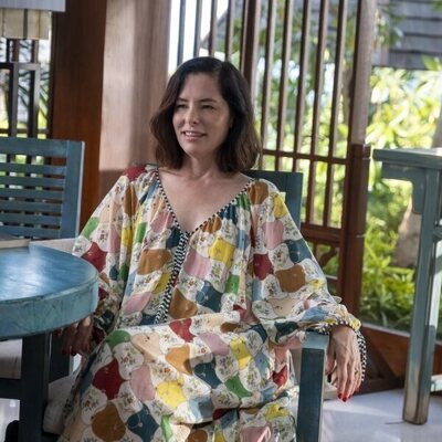 Parker Posey en 3x04 'Te escondes o buscas' de 'The White Lotus'