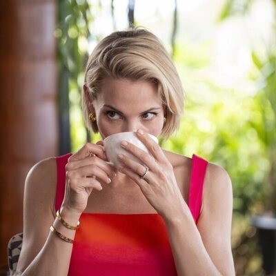 Leslie Bibb en 3x04 'Te escondes o buscas' de 'The White Lotus'