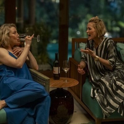 Carrie Coon y Leslie Bibb en 3x04 titulado 'Te escondes o buscas' de 'The White Lotus'