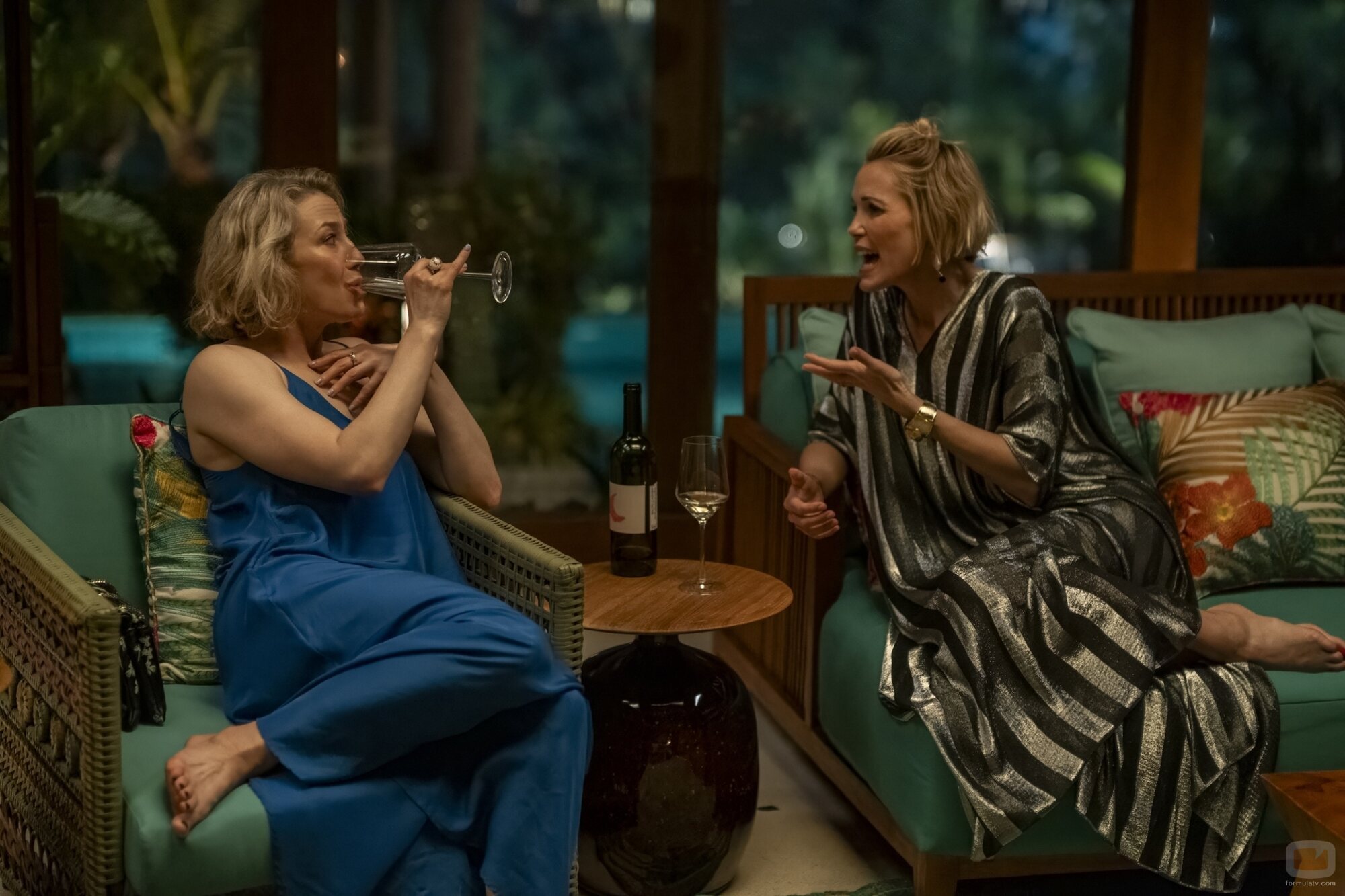Carrie Coon y Leslie Bibb en 3x04 titulado 'Te escondes o buscas' de 'The White Lotus'