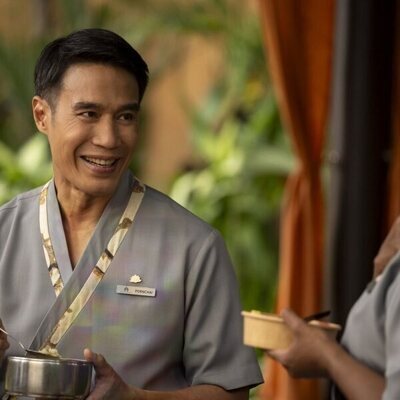 Dom Hetrakul en 3x04 titulado 'Te escondes o buscas' de 'The White Lotus'