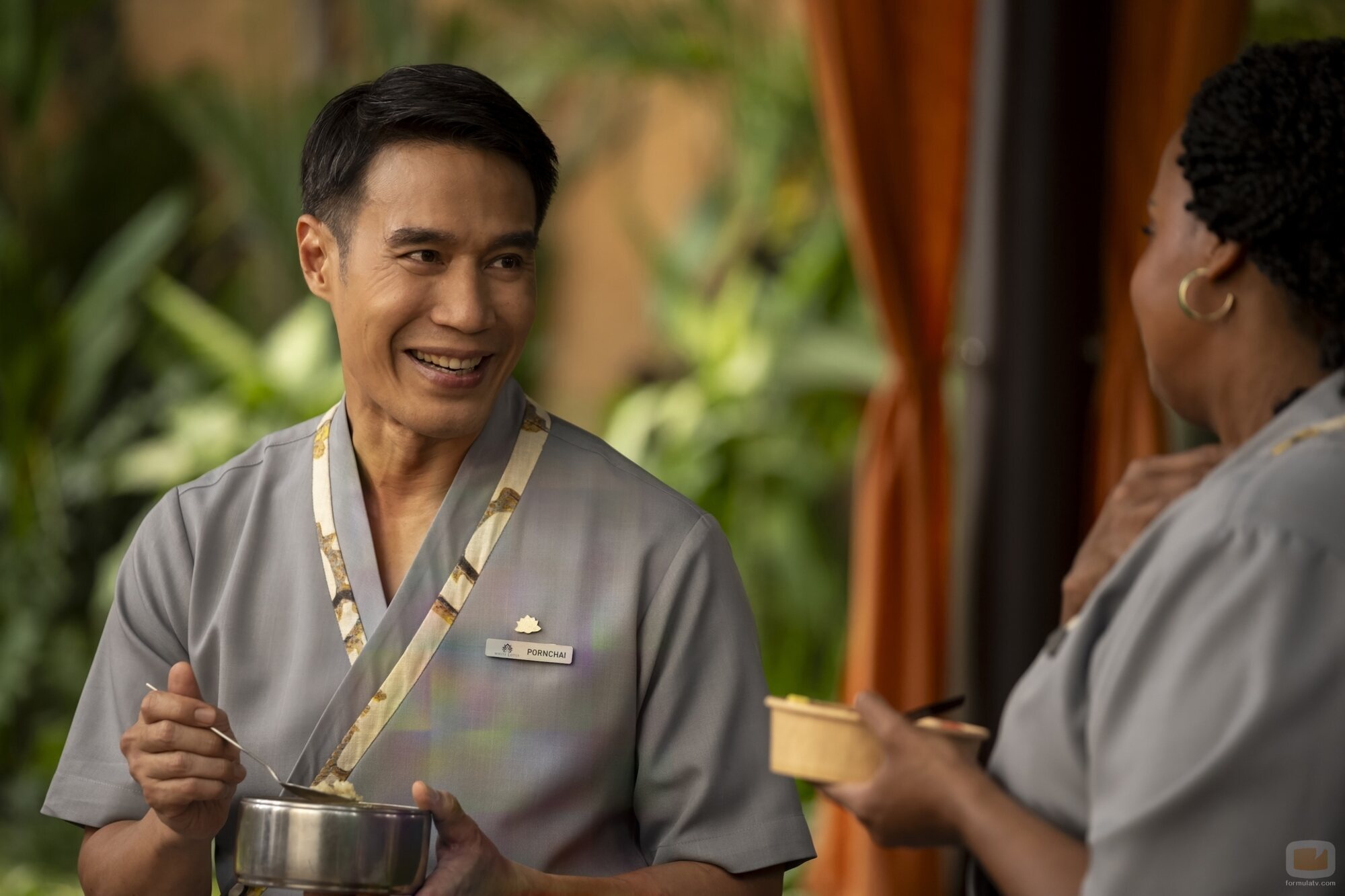 Dom Hetrakul en 3x04 titulado 'Te escondes o buscas' de 'The White Lotus'