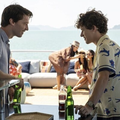 Patrick Schwarzenegger y Sam Nivola en 3x04 titulado 'Te escondes o buscas' de 'The White Lotus'