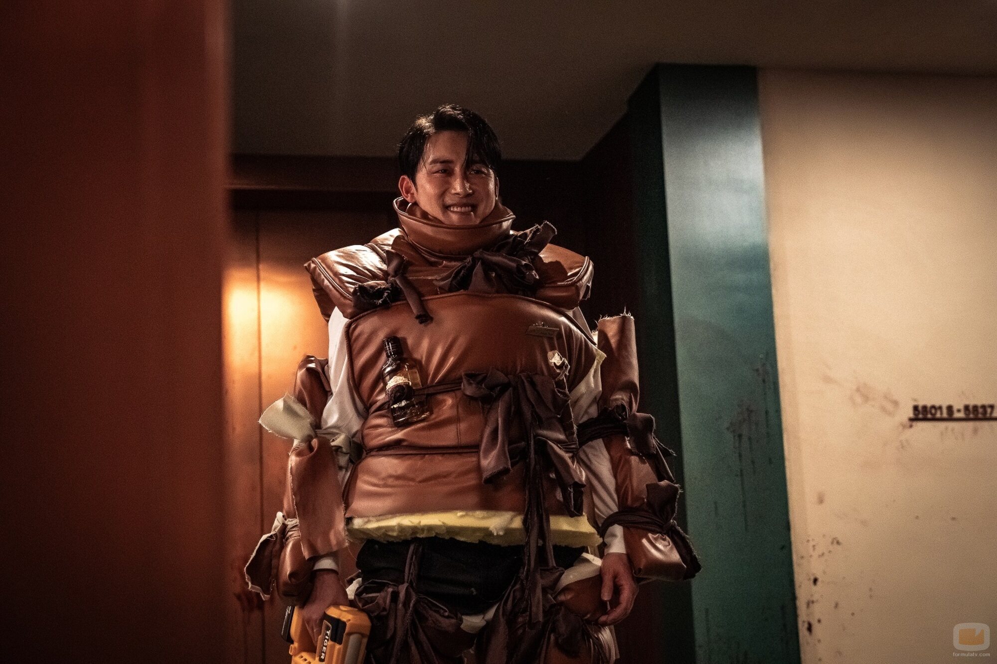 Kim Jun-han en 1x06 'Episodio 6' de 'Newtopia'