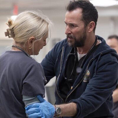 Noah Wyle y Katherine LaNasa en 1x10 titulado '4:00 P.M.' de 'The Pitt'