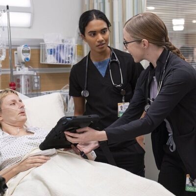 Supriya Ganesh y Taylor Dearden en Capítulo 10 titulado '4:00 P.M.' de 'The Pitt'