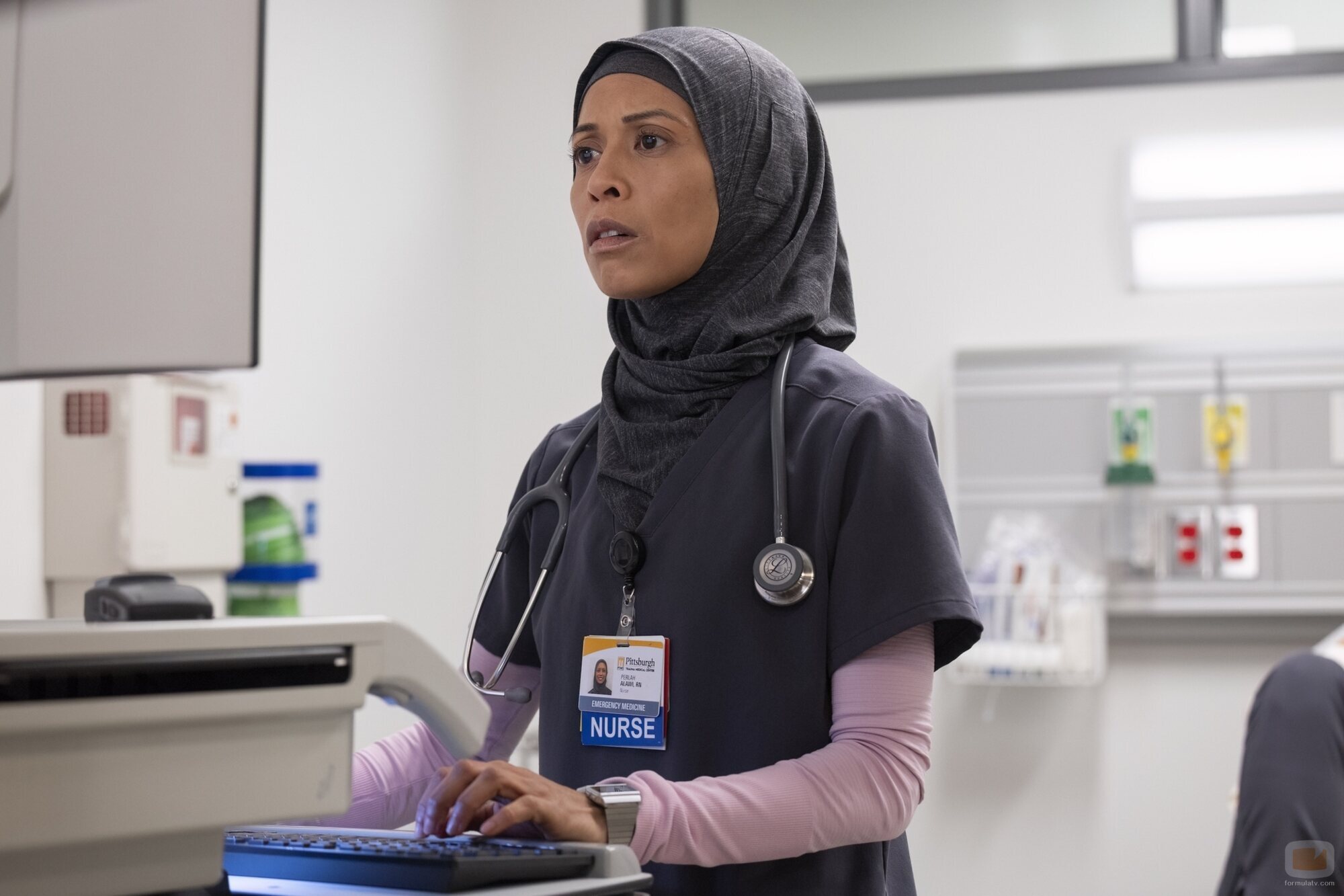 Amielynn Abellera en el 1x10 de 'The Pitt'