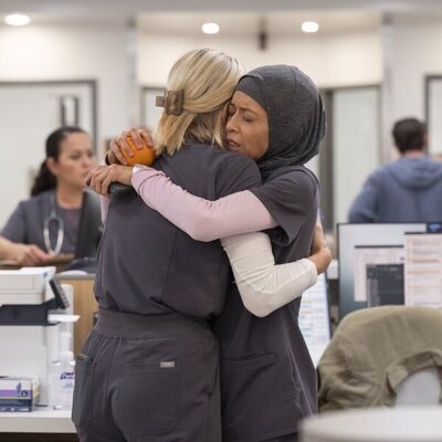 Escena de Amielynn Abellera en el 1x10 de 'The Pitt'