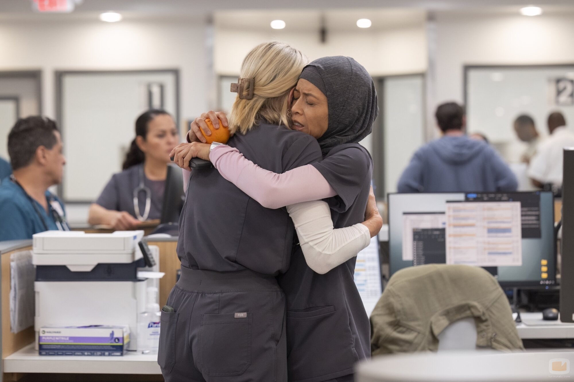 Escena de Amielynn Abellera en el 1x10 de 'The Pitt'