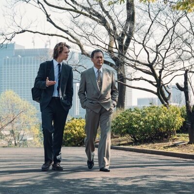 Ansel Elgort y Ken Watanabe en 'I Want It That Way' de 'Tokyo Vice'