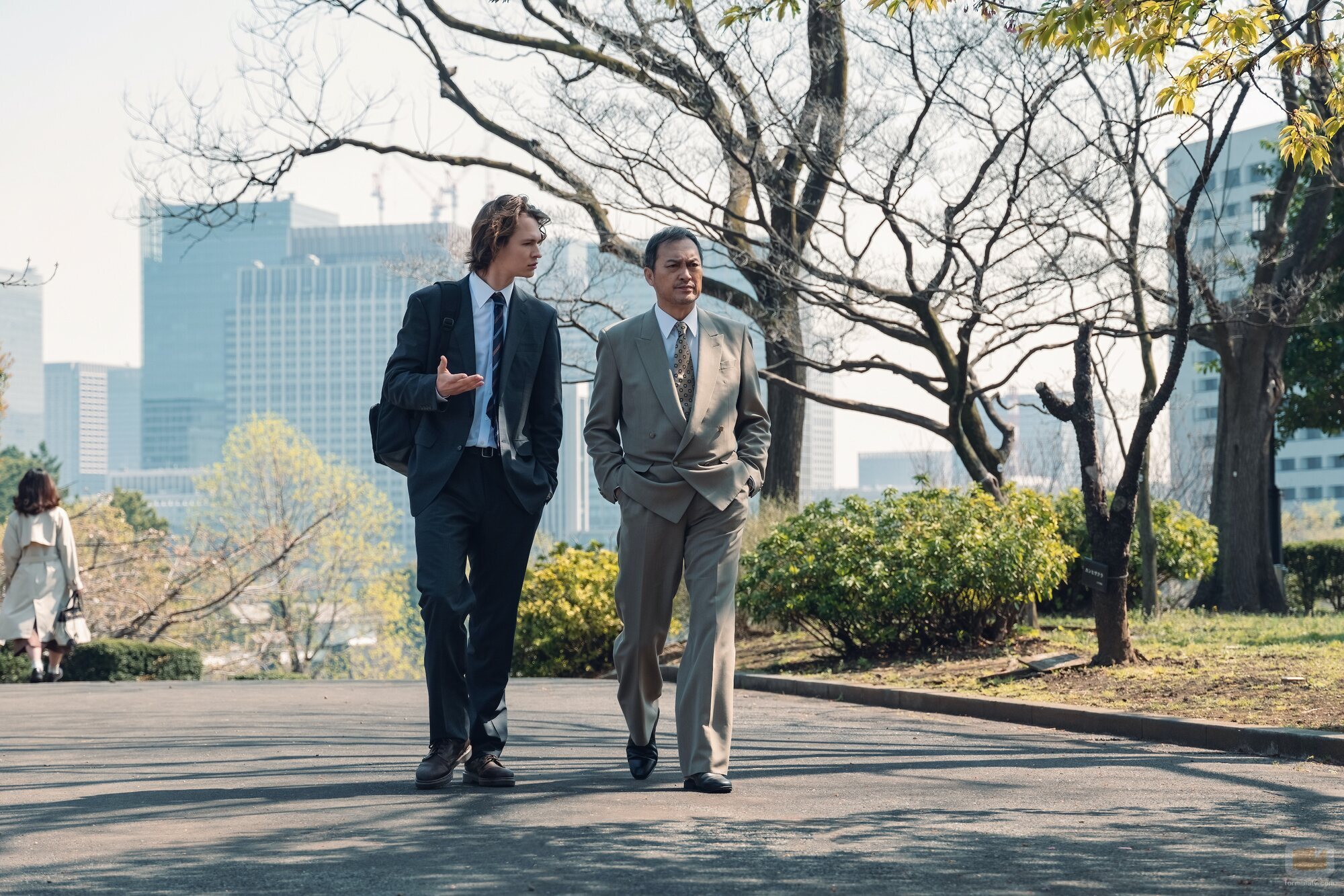 Ansel Elgort y Ken Watanabe en 'I Want It That Way' de 'Tokyo Vice'