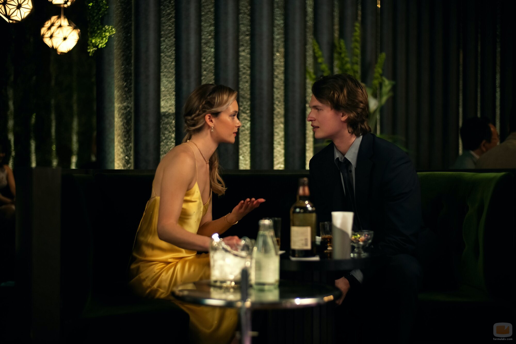 Rachel Keller y Ansel Elgort en la temporada 1 y el capítulo 05 de 'Tokyo Vice'