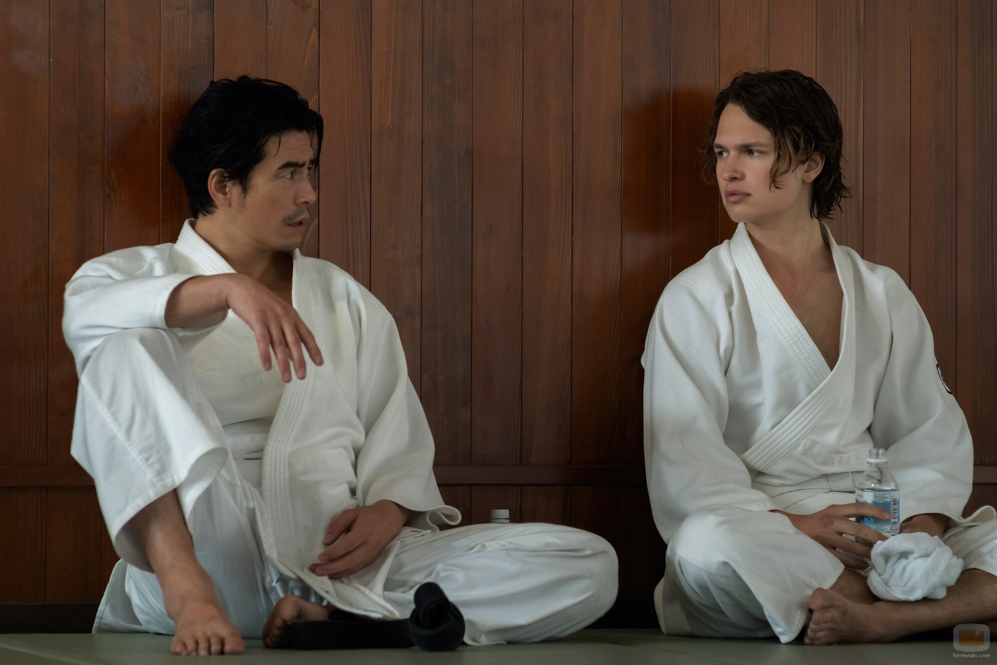 Ansel Elgort y Takaki Uda en 1x05 titulado 'Todos pagan' de 'Tokyo Vice'