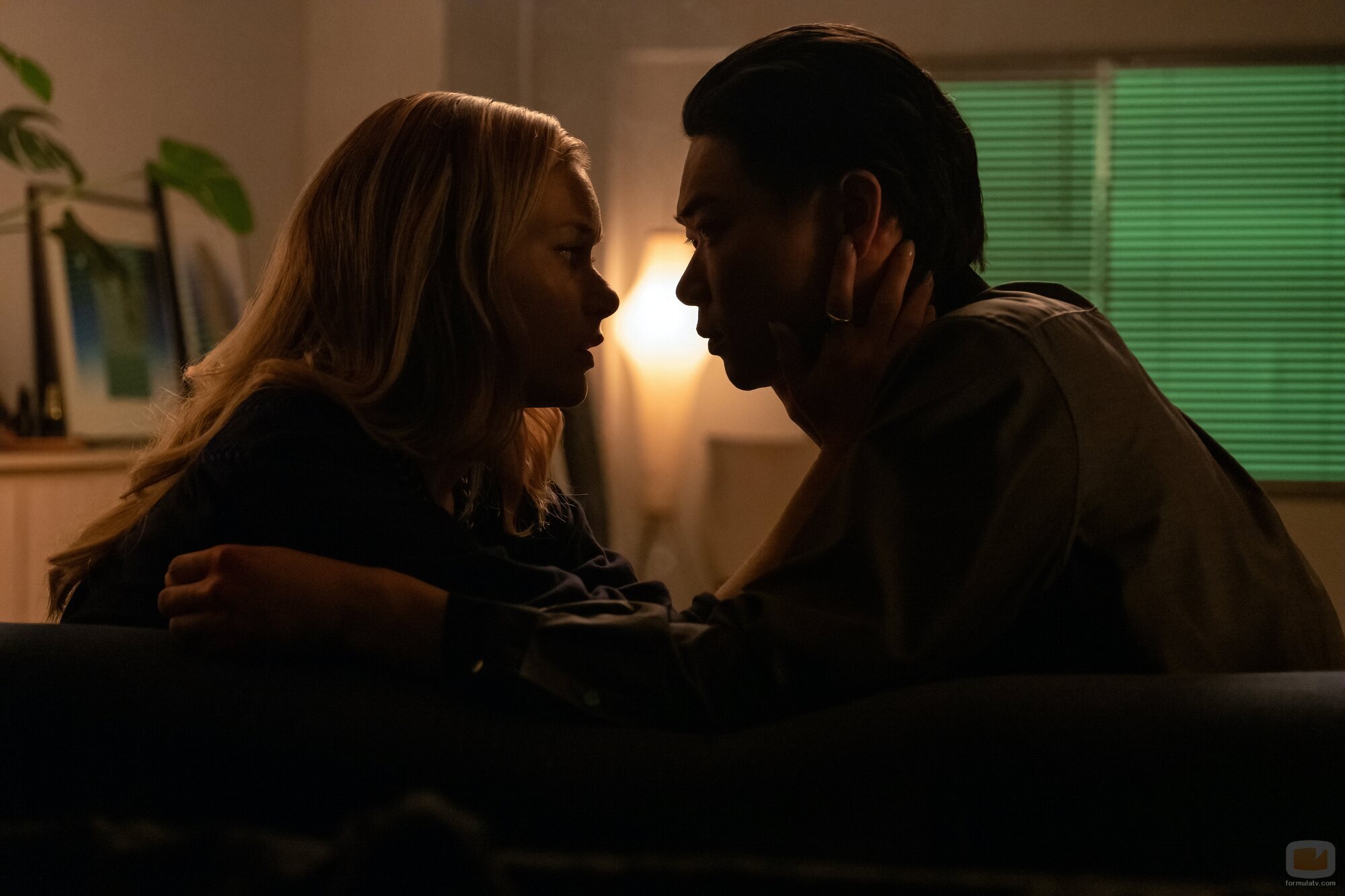Rachel Keller y Sho Kasamatsu en 1x06 'El negocio de la información' de 'Tokyo Vice'