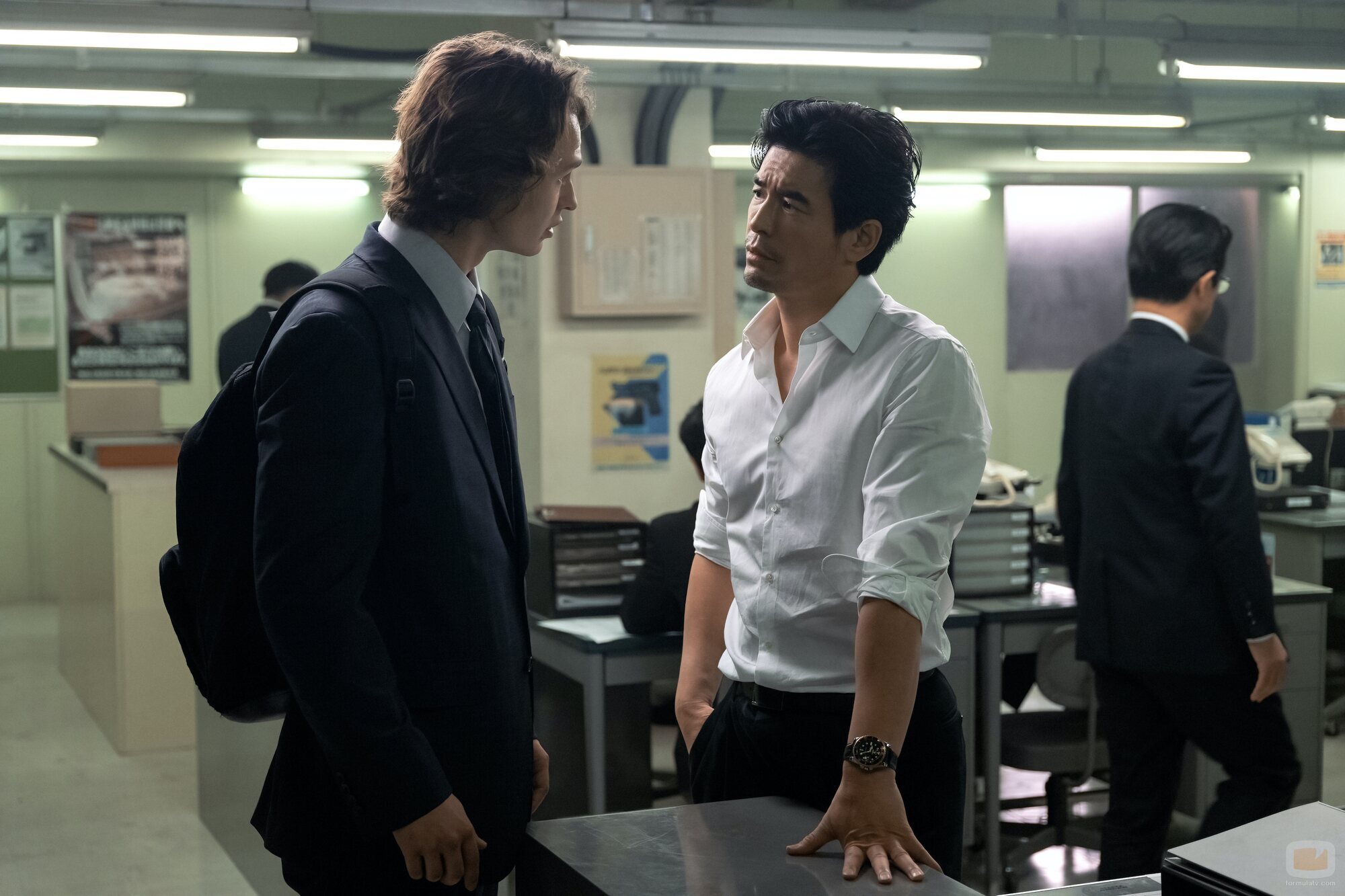 Ansel Elgort y Takaki Uda en el 1x06 de 'Tokyo Vice'