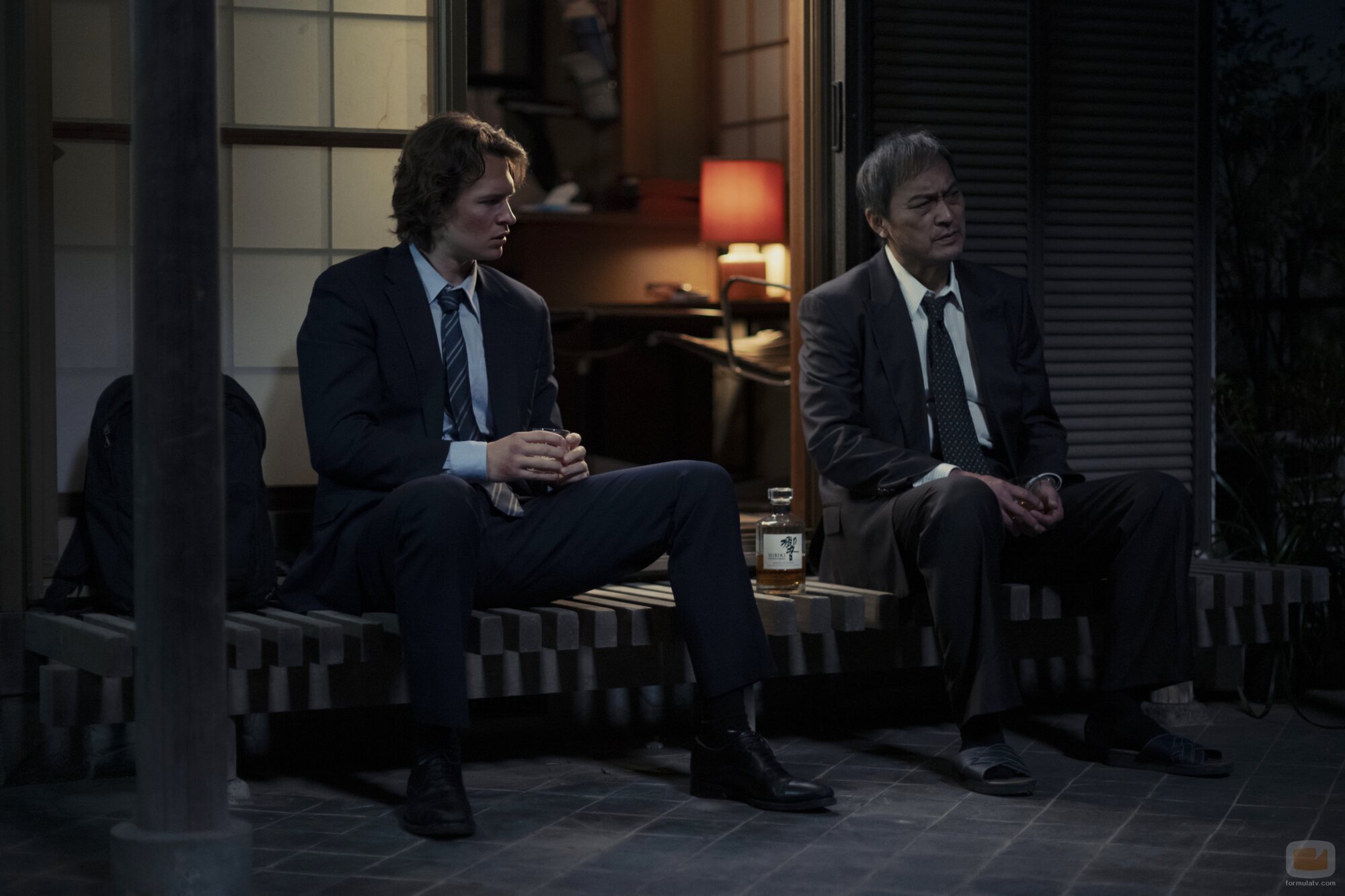 Ansel Elgort y Ken Watanabe en la temporada 2 y el capítulo 01 de 'Tokyo Vice'