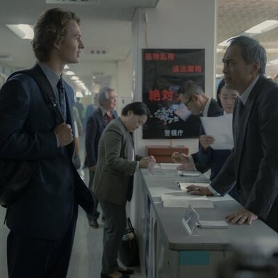 Ansel Elgort y Ken Watanabe en el 2x02 de 'Tokyo Vice'