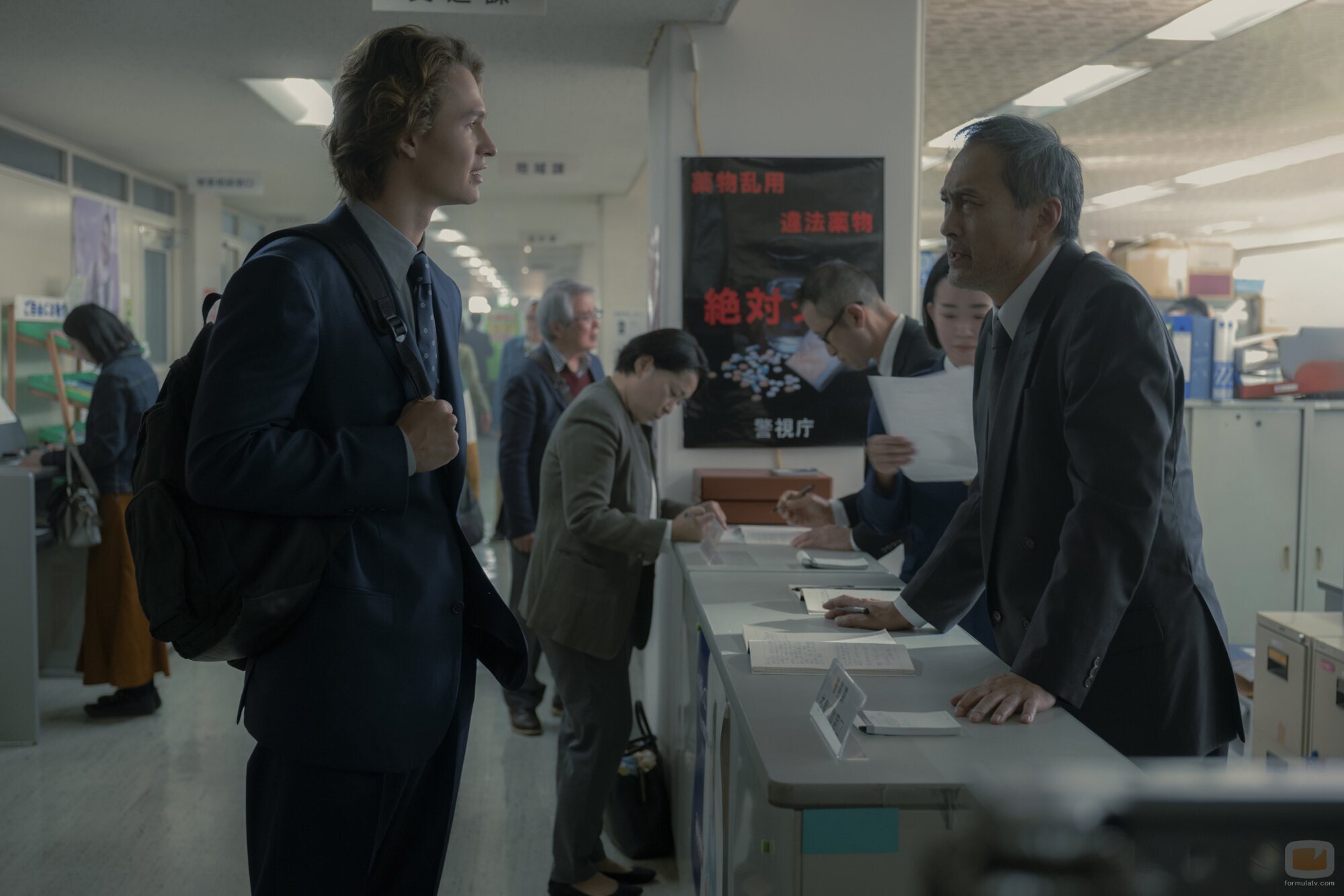 Ansel Elgort y Ken Watanabe en el 2x02 de 'Tokyo Vice'