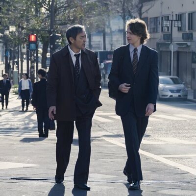 Ansel Elgort y Ken Watanabe en 'La enfermedad del gremio' de 'Tokyo Vice'